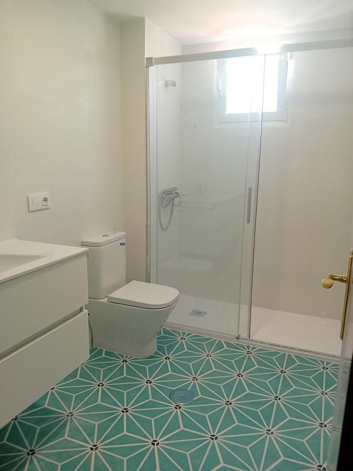 Reforma de baño con suelo hidráulico en Sevilla - Reformas Dodo