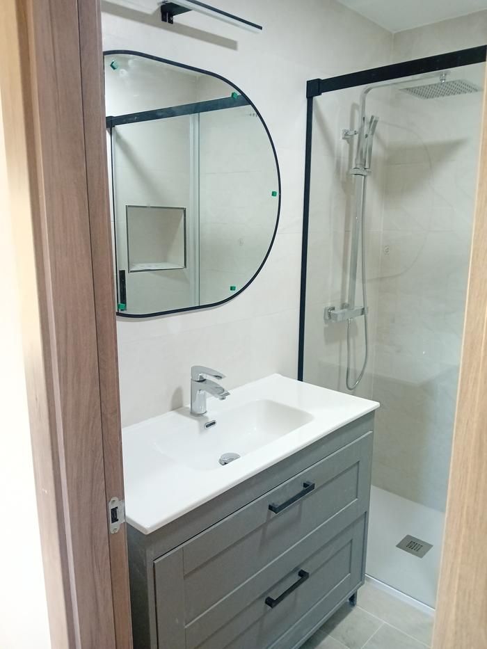 Reforma de baño moderno en Sevilla